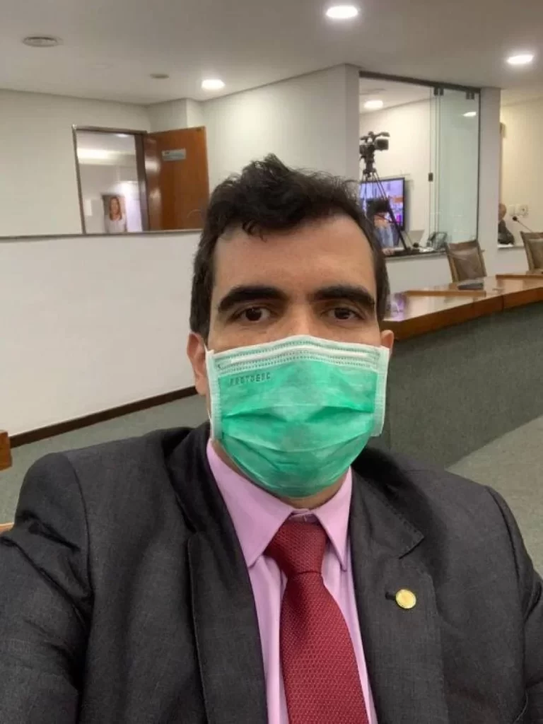 Deputados apresentam projetos que apoiam a economia e reduzem valor de mensalidades escolares