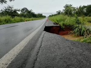BR 226 prÃÂ³xima a Palmeiras ÃÂ© liberada apÃÂ³s dois dias interditada devido ÃÂ  erosÃÂ£o