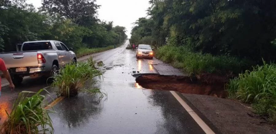 BR 153, prÃÂ³xima a FigueirÃÂ³polis, estÃÂ¡ interditada devido ÃÂ  erosÃÂ£o na pista