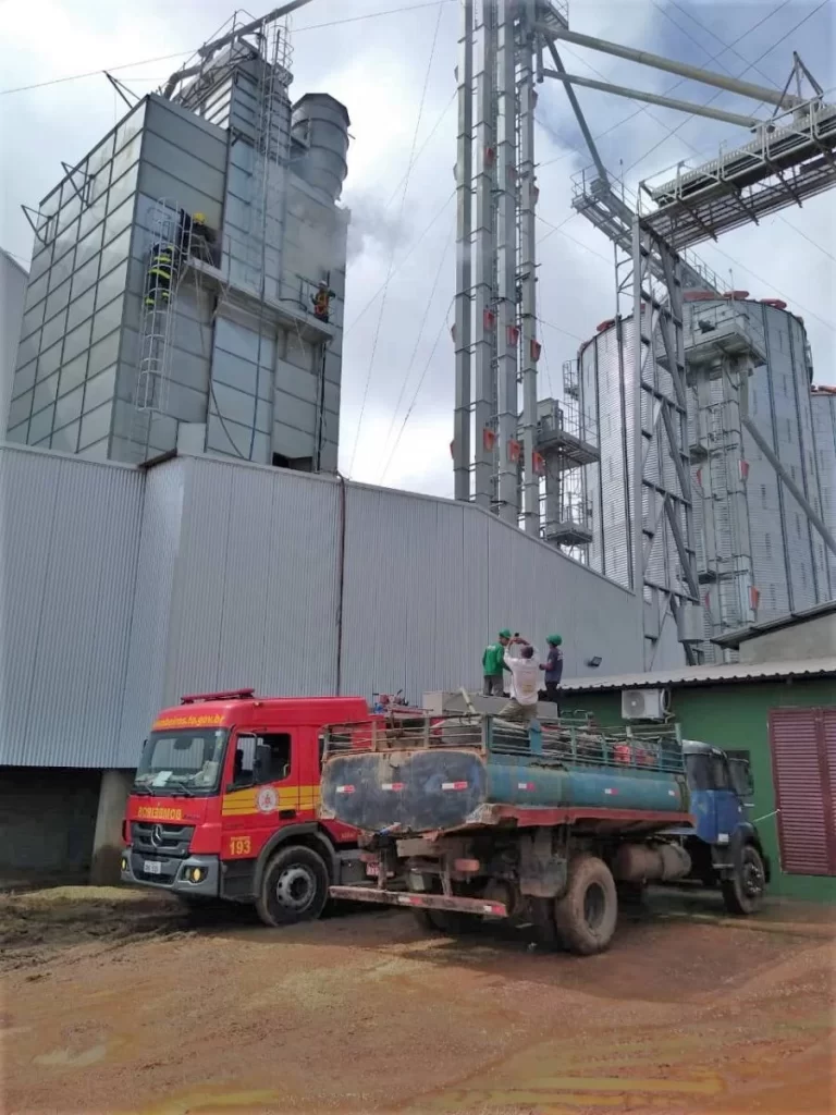 Bombeiros militares combatem incÃªndio em secador de grÃÂ£os no municÃÂ­pio de Peixe