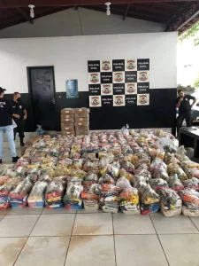 Policiais e parceiros entregam mais de duas toneladas de alimentos e produtos de higiene