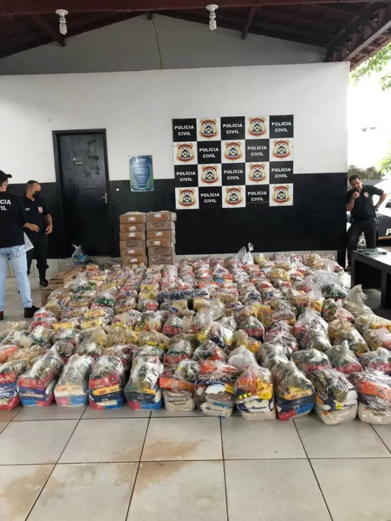 Policiais e parceiros entregam mais de duas toneladas de alimentos e produtos de higiene