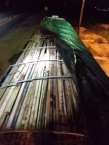 PolÃÂ­cia RodoviÃÂ¡ria Federal flagra transporte ilegal de madeira em AraguaÃÂ­na