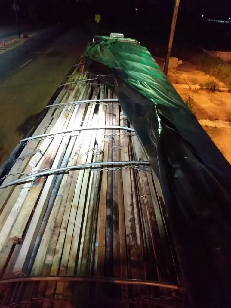 PolÃÂ­cia RodoviÃÂ¡ria Federal flagra transporte ilegal de madeira em AraguaÃÂ­na