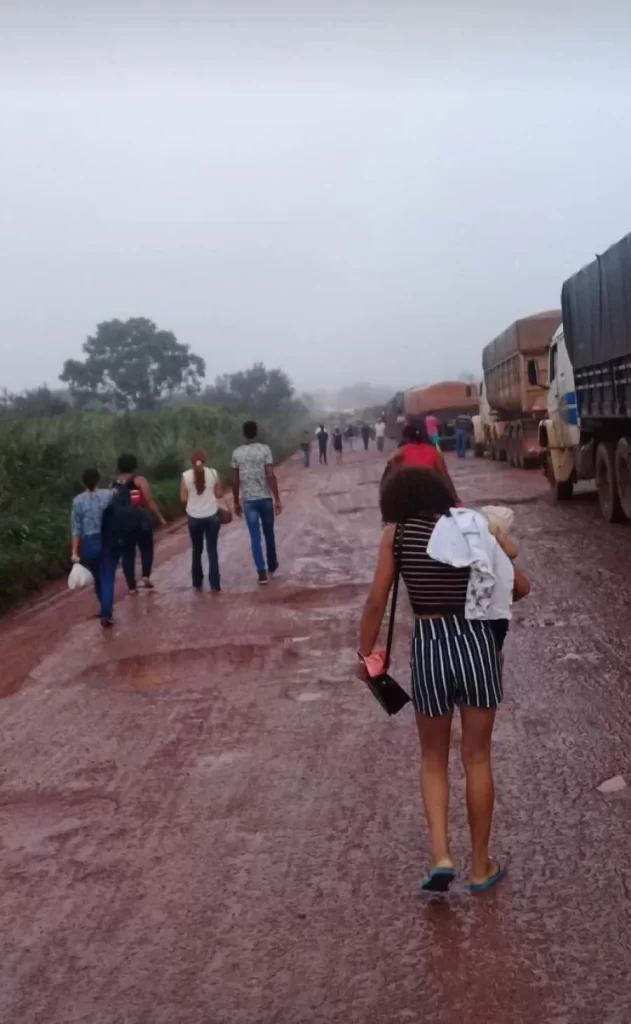 AtenÃÂ§ÃÂ£o: Caminhoneiros interditam TO-335 entre Palmeirante e Colinas