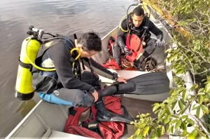 Corpo de servidor pÃÂºblico ÃÂ© resgatado por bombeiros mergulhadores