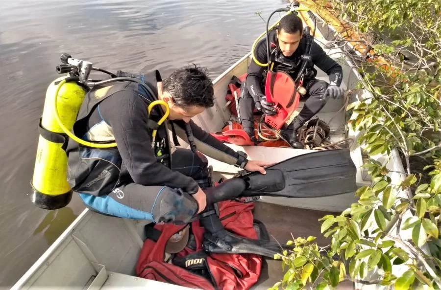 Corpo de servidor pÃÂºblico ÃÂ© resgatado por bombeiros mergulhadores