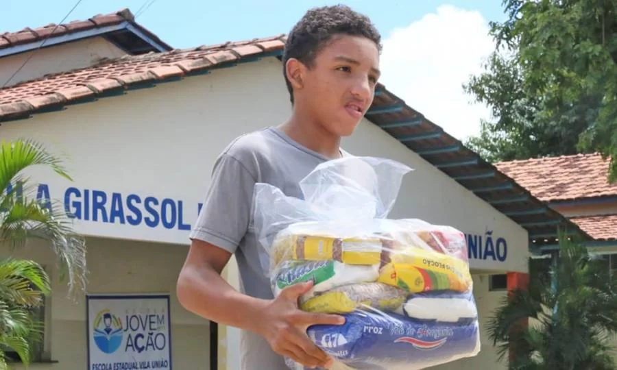 Mais de 23 mil kits de alimentaÃÂ§ÃÂ£o e higiene sÃÂ£o entregues para estudantes na regional de Palmas