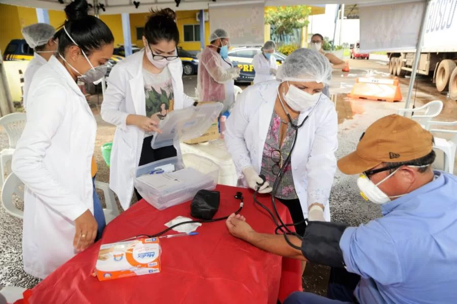 Caminhoneiros em passagem por AraguaÃÂ­na recebem atendimento da SaÃÂºde