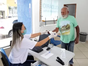 Mais de 90 moradores de rua se beneficiam com Programa Banho SolidÃÂ¡rio da Prefeitura