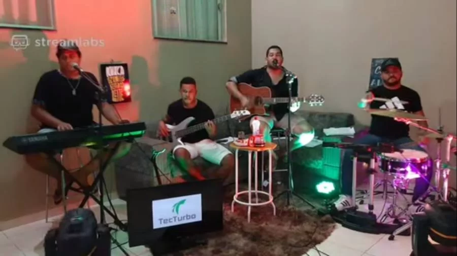 Grupo musical de DianÃÂ³polis arrecada mais de 1 tonelada de alimentos durante live