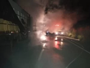 Bombeiros militares atendem chamado de combate a incÃªndio em caminhÃÂ£o