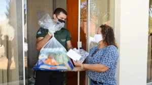 FamÃÂ­lias de alunos da rede municipal comeÃÂ§am a receber os kits de alimentos e mÃÂ¡scaras
