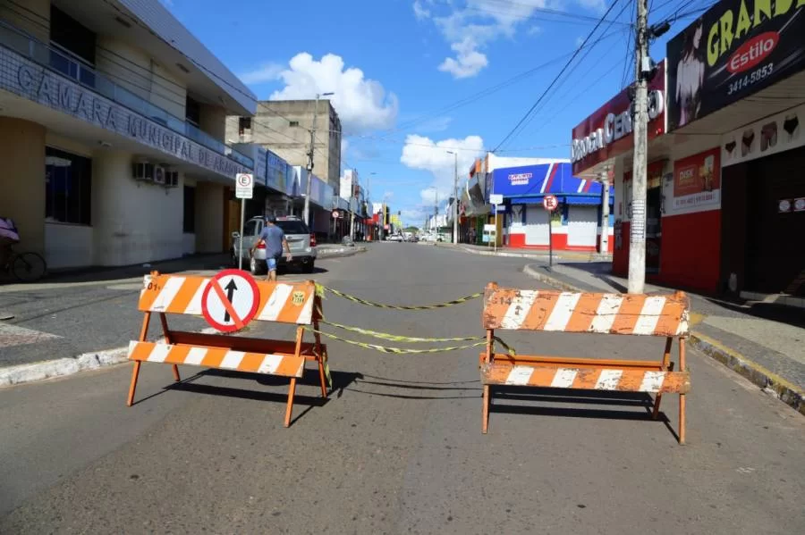 CÃÂ´nego JoÃÂ£o Lima ÃÂ© bloqueada em dois pontos para diminuir o movimento no comÃÂ©rcio