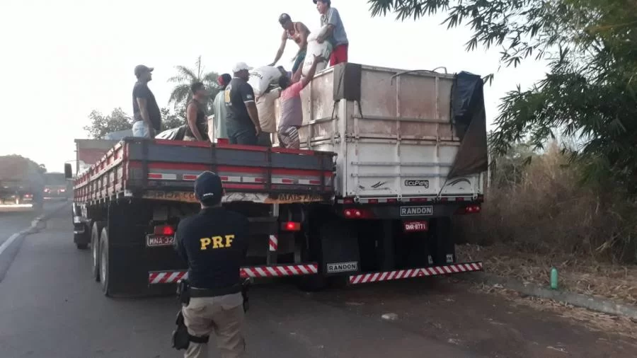 PRF flagra caminhÃÂµes com excesso de peso na BR-153