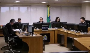 TRF4 nega embargos de declaraÃÂ§ÃÂ£o interposto por Lula e mantÃÂ©m condenaÃÂ§ÃÂ£o do ex-presidente