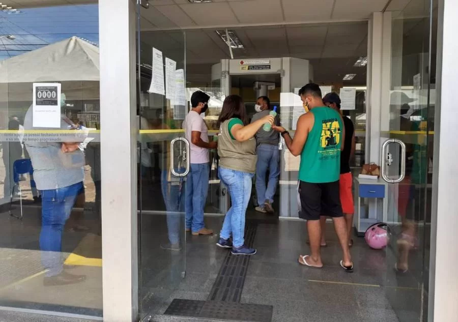 Servidores da Prefeitura realizam orientaÃÂ§ÃÂ£o e fiscalizaÃÂ§ÃÂ£o no combate ao coronavÃÂ­rus