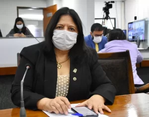 No Dia Internacional da Enfermagem, Valderez homenageia categoria: "lutam diariamente pela vida"