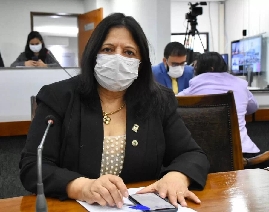 No Dia Internacional da Enfermagem, Valderez homenageia categoria: "lutam diariamente pela vida"