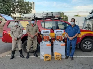 ForÃÂ§a-tarefa faz doaÃÂ§ÃÂ£o de dois pulverizadores ao Corpo de Bombeiros