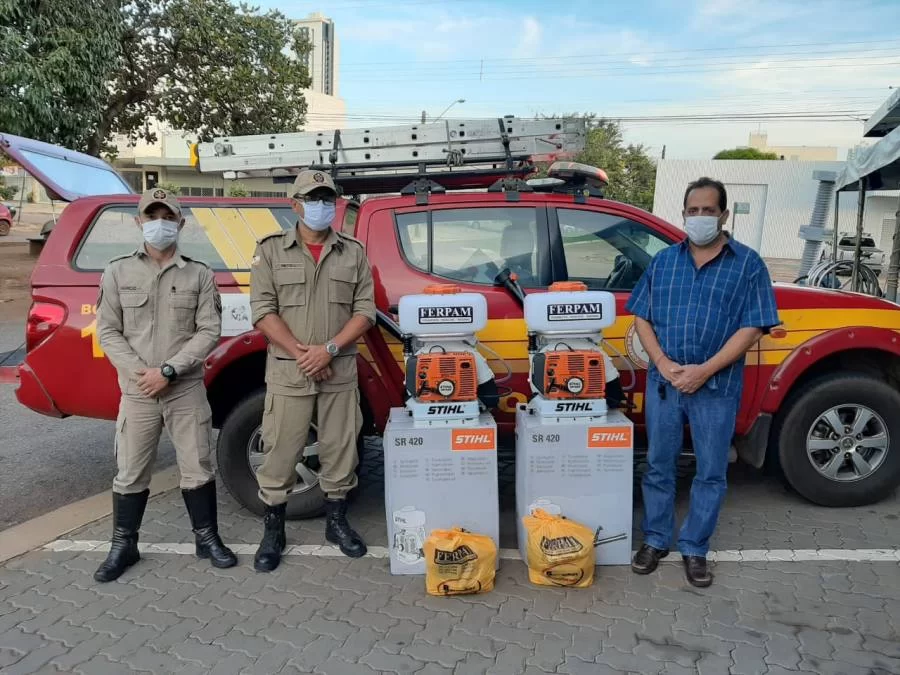 ForÃÂ§a-tarefa faz doaÃÂ§ÃÂ£o de dois pulverizadores ao Corpo de Bombeiros