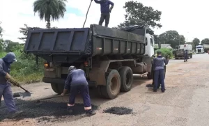 Governo segue realizando serviÃÂ§os de tapa-buracos em dez trechos de rodovias