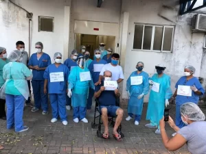 Hospital Regional de AraguaÃÂ­na celebra alta do primeiro paciente curado de Covid-19 na unidade