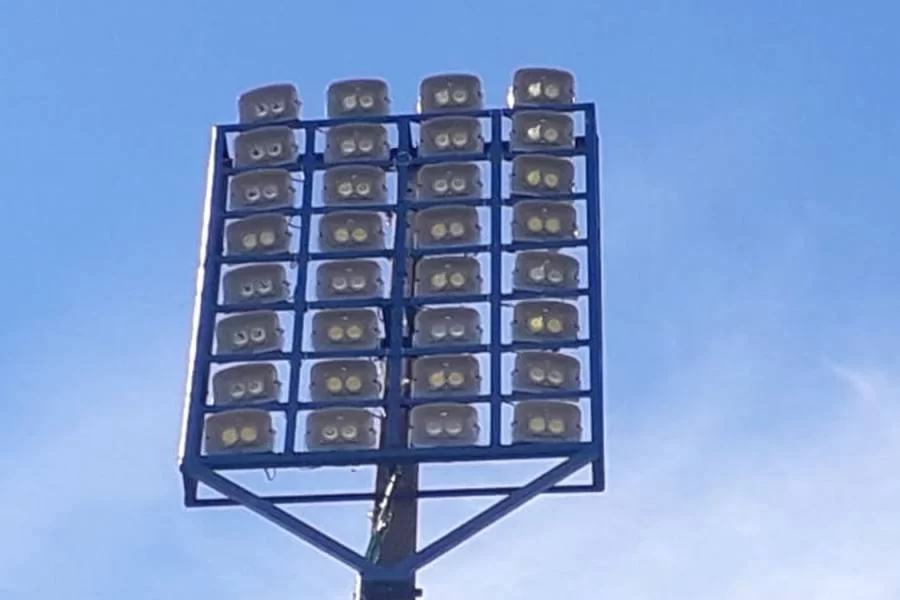 EstÃÂ¡dio DelfinÃÂ£o, de GuaraÃÂ­, recebe refletores de iluminaÃÂ§ÃÂ£o LED