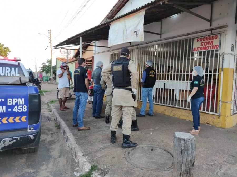 Bar em GuaraÃÂ­ ÃÂ© interditado por aglomeraÃÂ§ÃÂ£o de pessoas consumindo bebidas e proprietÃÂ¡rio ÃÂ© preso