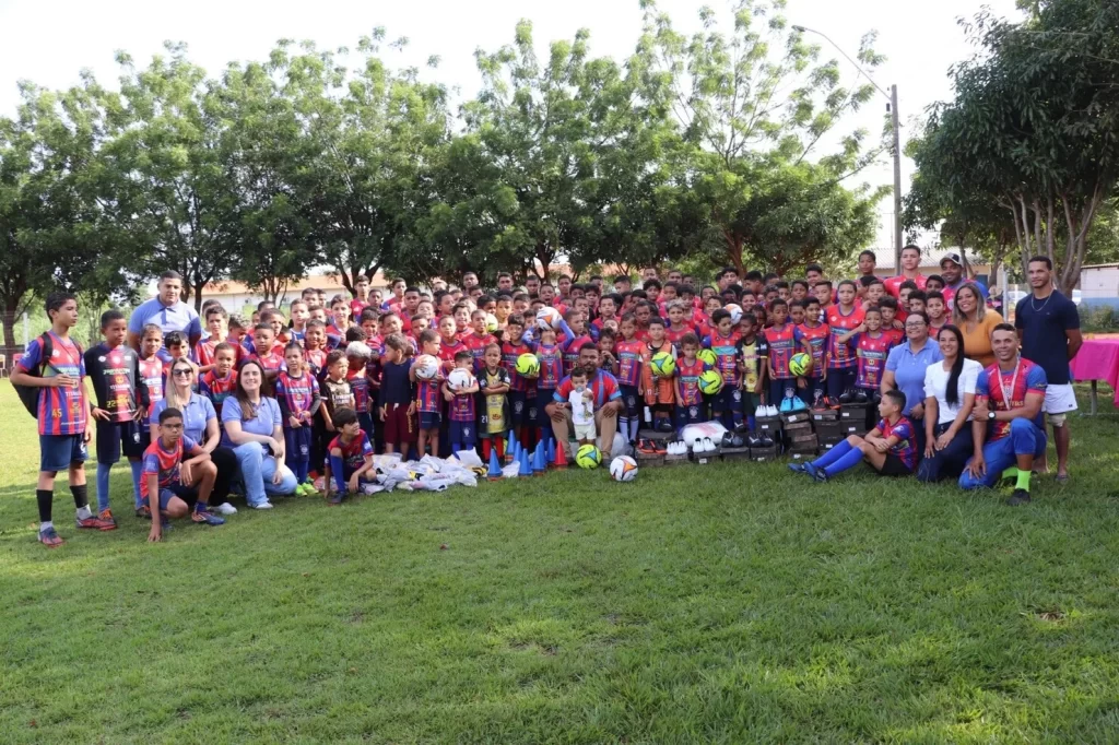 Escolinha de Futebol do Juventus recebe R$ 16 mil em materiais esportivos do grupo GDM