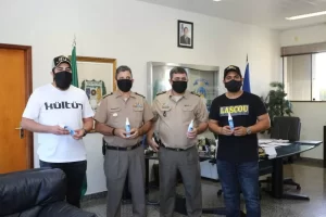 Henrique e Juliano doam 1,5 mil mÃÂ¡scaras para PM
