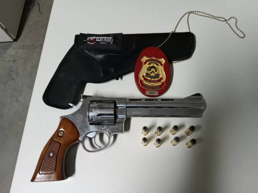 PolÃÂ­cia Civil prende casal suspeito por comÃÂ©rcio ilegal de arma de fogo em AraguaÃÂ­na