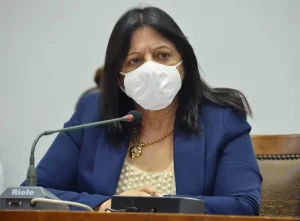 PL de Valderez Castelo Branco propÃÂµe auxÃÂ­lio para taxistas, mototaxistas, motoristas escolares e ubers