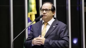 Eli Borges diz que ainda analisa candidatura a prefeito de Palmas