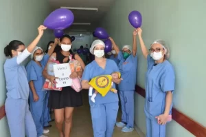 Primeira bebÃª diagnosticada com Covid- 19 no TO recebe alta no Hospital Dona Regina