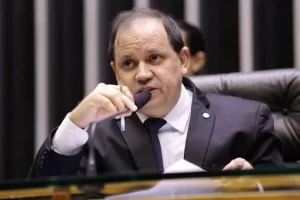Eli Borges: "Lotar ÃÂ´nibus pode, agora funcionar igreja com atÃÂ© 20% de lotaÃÂ§ÃÂ£o, usando mÃÂ¡scaras e ÃÂ¡lcool nÃÂ£o pode"