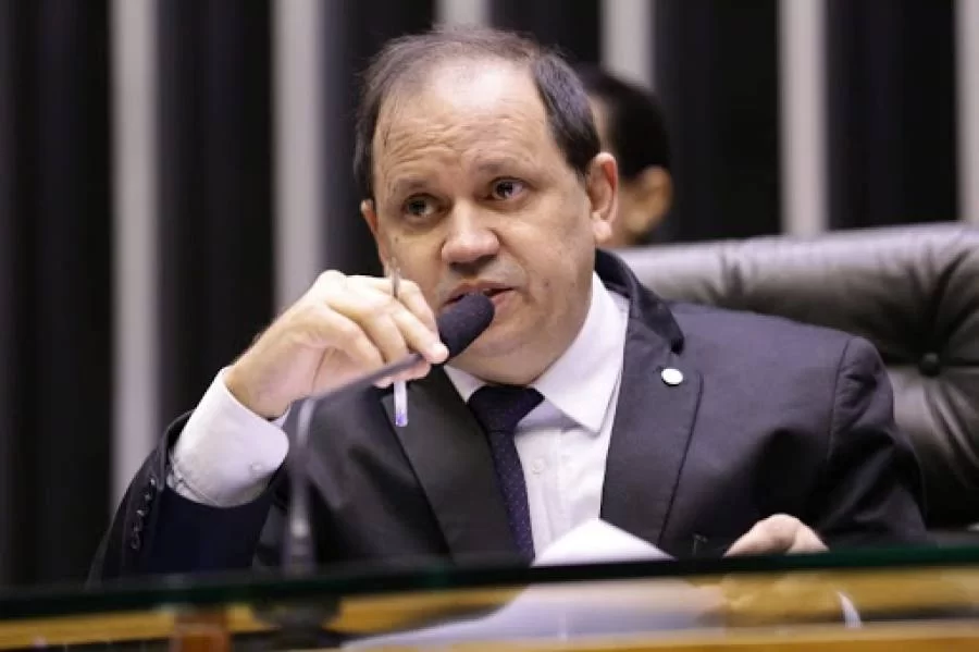 Eli Borges: "Lotar ÃÂ´nibus pode, agora funcionar igreja com atÃÂ© 20% de lotaÃÂ§ÃÂ£o, usando mÃÂ¡scaras e ÃÂ¡lcool nÃÂ£o pode"