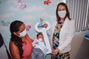 Prefeita Lires Ferneda entrega chave simbÃÂ³lica ao "BebÃª Prefeito 2020" de GuaraÃÂ­