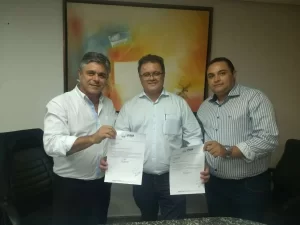 Adriano Rabelo solicita apoio de Eduardo do Dertins para retorno de obra paralisada