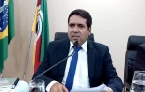 Marcus Marcelo pede "um pouco mais de liberdade" a Ronaldo Dimas e entrega lideranÃÂ§a na CÃÂ¢mara