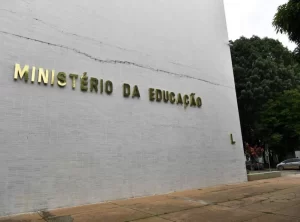 MEC publica portaria com novas orientaÃÂ§ÃÂµes para o ensino durante a pandemia