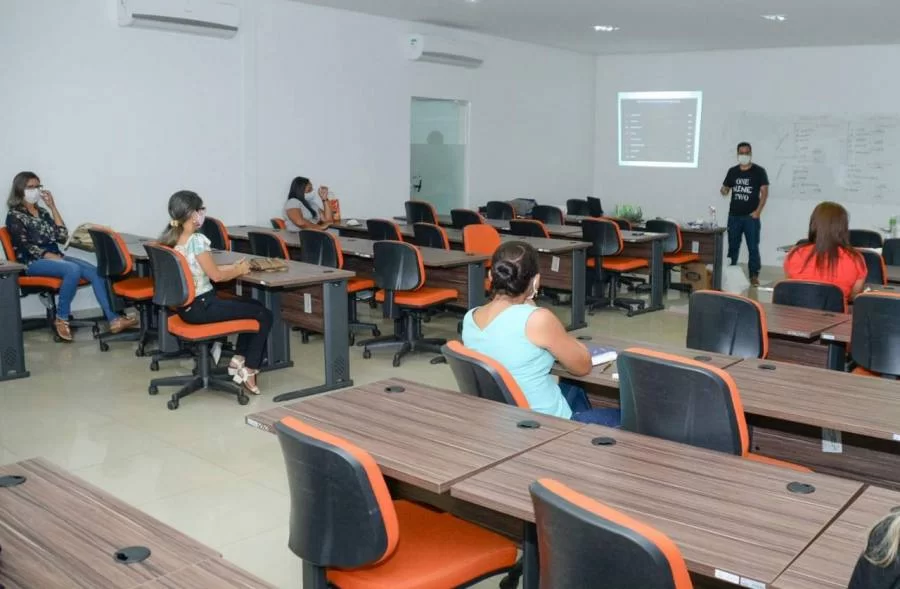 Agentes de SaÃÂºde e Auxiliares de ServiÃÂ§os Gerais recebem capacitaÃÂ§ÃÂ£o sobre desinfecÃÂ§ÃÂ£o