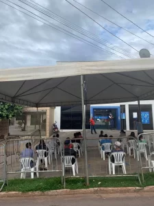 Prefeitura instala tenda com cadeiras em frente ÃÂ  Caixa para quem busca auxÃÂ­lio emergencial