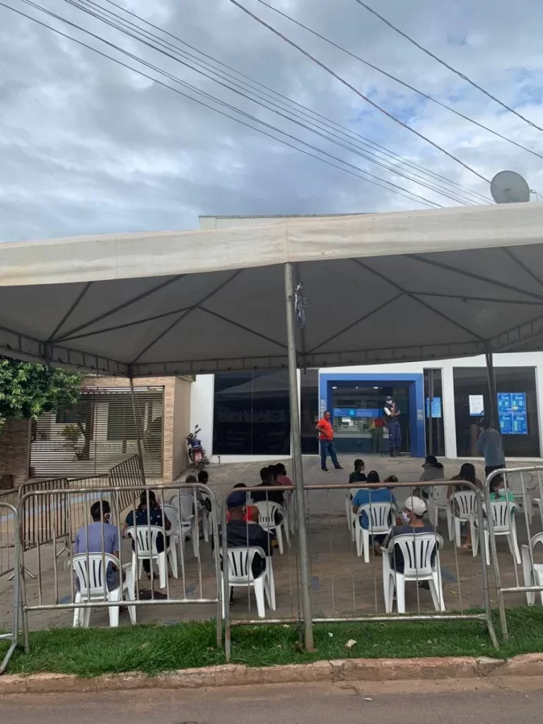 Prefeitura instala tenda com cadeiras em frente ÃÂ  Caixa para quem busca auxÃÂ­lio emergencial