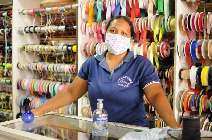 ComÃÂ©rcio se adapta ÃÂ s medidas restritivas de combate ÃÂ  Covid-19 impostas pela Prefeitura