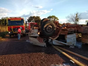 TrÃªs vÃÂ­timas de capotamento sÃÂ£o socorridas por bombeiros militares em Colinas do Tocantins