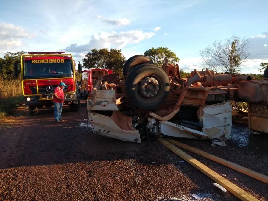 TrÃªs vÃÂ­timas de capotamento sÃÂ£o socorridas por bombeiros militares em Colinas do Tocantins