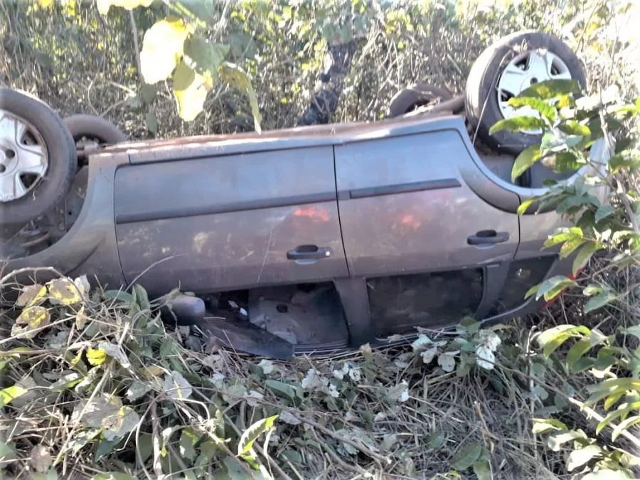 Homem perde a direÃÂ§ÃÂ£o e sofre capotamento em rodovia; buracos na pista podem ter sido a causa