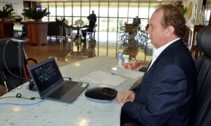 Mauro Carlesse determina agilidade na contrataÃÂ§ÃÂ£o de leitos privados para atendimento a populaÃÂ§ÃÂ£o