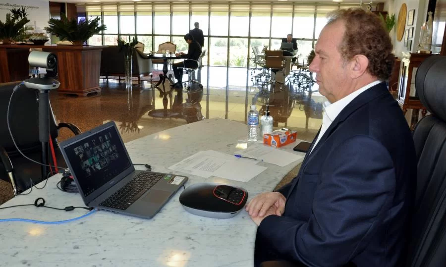 Mauro Carlesse determina agilidade na contrataÃÂ§ÃÂ£o de leitos privados para atendimento a populaÃÂ§ÃÂ£o